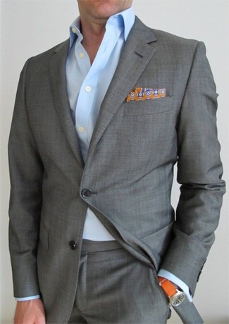Comment porter un costume gris à 30 ans: Harmonise un costume gris avec une chemise de ville bleu clair pour un look pointu et élégant.