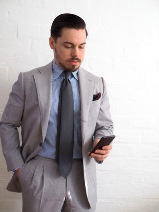 Comment porter une cravate grise en été à 30 ans: Essaie d'harmoniser un costume gris avec une cravate grise pour un look pointu et élégant. C'est un look sublime pour être fin prête pour cet été.