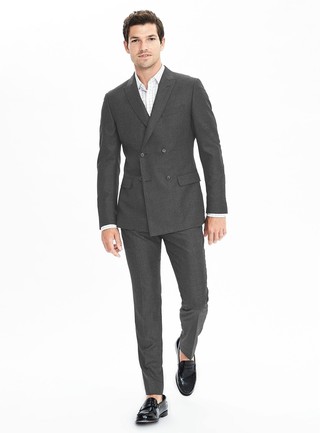 Tenue: Costume gris foncé, Chemise de ville à carreaux blanche, Slippers en cuir noirs