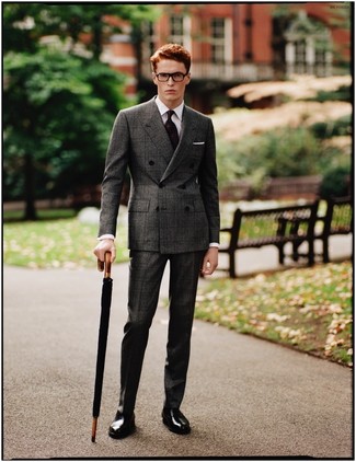 Comment porter une cravate pourpre: Essaie de marier un costume à carreaux gris foncé avec une cravate pourpre pour dégager classe et sophistication. Si tu veux éviter un look trop formel, opte pour une paire de chaussures richelieu en cuir noires.