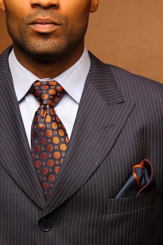 Comment porter une cravate imprimée grise: Sois au sommet de ta classe en portant un costume à rayures verticales gris foncé et une cravate imprimée grise.