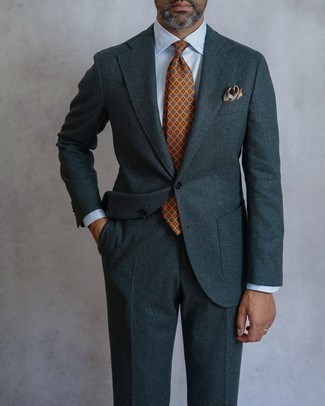 Comment porter une cravate imprimée moutarde: Pense à marier un costume en laine gris foncé avec une cravate imprimée moutarde pour une silhouette classique et raffinée.