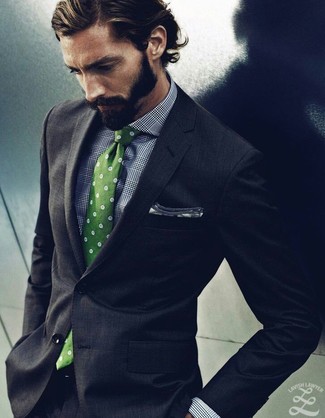 Comment porter une cravate verte à 30 ans: Pense à marier un costume gris foncé avec une cravate verte pour dégager classe et sophistication.
