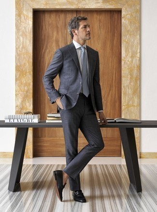 Comment porter une cravate pour un style elégantes après 40 ans: Pense à porter un costume gris foncé et une cravate pour dégager classe et sophistication. Mélange les styles en portant une paire de slippers en cuir noirs.