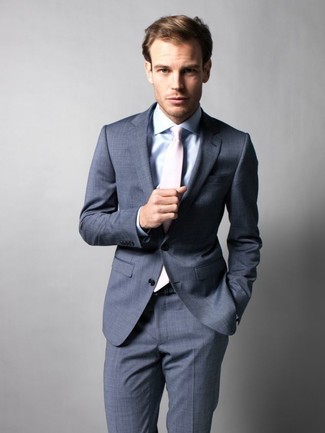 Comment porter un costume gris foncé: Choisis un costume gris foncé et une chemise de ville bleu clair pour un look pointu et élégant.