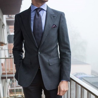Comment porter une cravate gris foncé quand il fait chaud: Porte un costume à rayures verticales gris foncé et une cravate gris foncé pour dégager classe et sophistication.