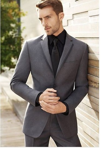Tenue: Costume gris foncé, Chemise de ville noire, Cravate en soie noire