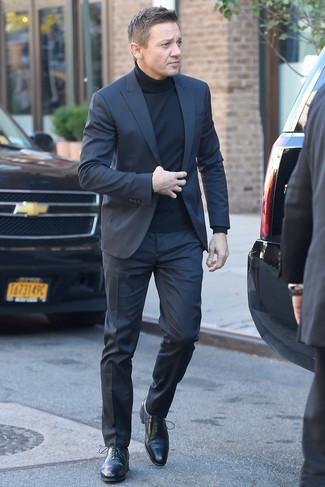 Tenue de Jeremy Renner: Costume gris foncé, Pull à col roulé noir, Chaussures richelieu en cuir noires