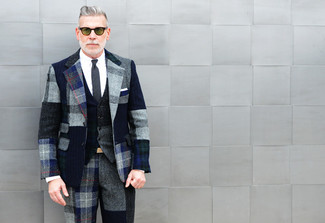 Comment porter un gilet gris: Choisis un gilet gris et un costume en laine écossais gris pour un look classique et élégant.