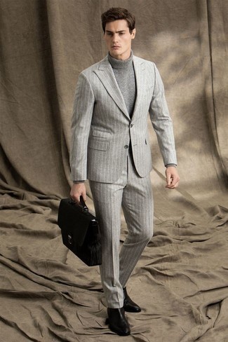 Comment porter un costume avec des bottines chelsea: Essaie d'harmoniser un costume avec un pull à col roulé en laine gris pour un look idéal au travail. Une paire de bottines chelsea est une option parfait pour complèter cette tenue.