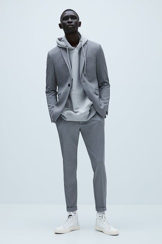 Un costume à porter avec un sweat à capuche gris: Porte un costume et un sweat à capuche gris pour créer un look chic et décontracté. Si tu veux éviter un look trop formel, opte pour une paire de baskets montantes en toile blanches.