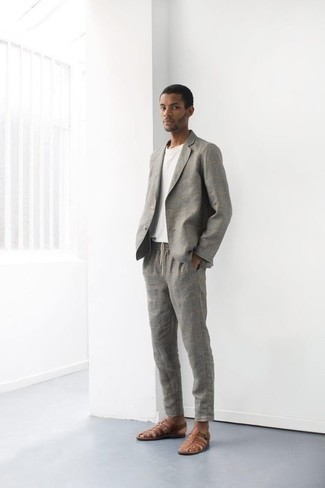 Comment porter un costume gris: Opte pour un costume gris avec un t-shirt à col rond blanc pour aller au bureau. D'une humeur créatrice? Assortis ta tenue avec une paire de sandales en cuir marron.