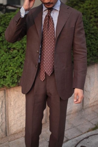 Comment porter une cravate imprimée marron foncé pour un style elégantes: Pense à harmoniser un costume marron avec une cravate imprimée marron foncé pour dégager classe et sophistication.