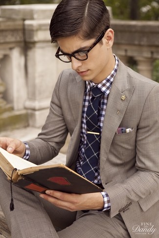 Comment porter une cravate à carreaux bleue: Pense à associer un costume écossais marron avec une cravate à carreaux bleue pour une silhouette classique et raffinée.