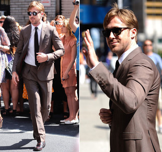 Tenue de Ryan Gosling: Costume marron, Chemise de ville blanche, Chaussures derby en cuir bordeaux, Cravate noire