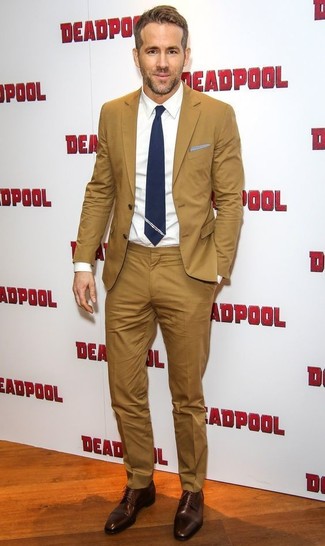 Tenue de Ryan Reynolds: Costume marron clair, Chemise de ville blanche, Chaussures derby en cuir marron foncé, Cravate bleu marine