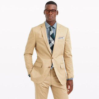 Comment porter un costume marron clair: Essaie d'harmoniser un costume marron clair avec une chemise de ville en chambray bleu clair pour un look classique et élégant.