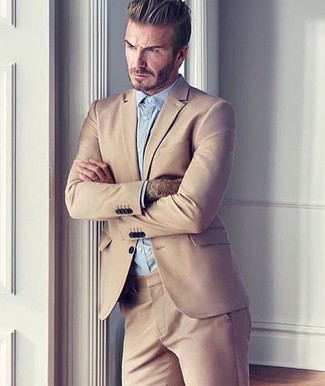 Tenue de David Beckham: Costume marron clair, Chemise de ville bleu clair