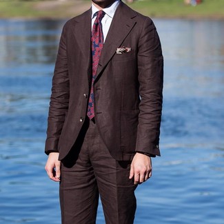 Comment porter une cravate imprimée rouge et bleu marine pour un style elégantes: Essaie d'associer un costume marron foncé avec une cravate imprimée rouge et bleu marine pour une silhouette classique et raffinée.