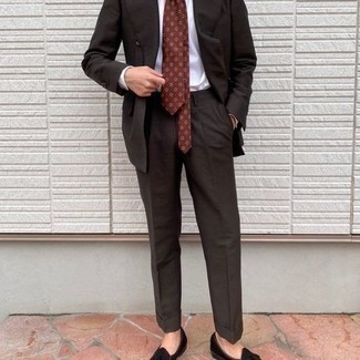 Comment porter une cravate imprimée marron foncé: Porte un costume marron foncé et une cravate imprimée marron foncé pour un look pointu et élégant. Si tu veux éviter un look trop formel, opte pour une paire de mocassins à pampilles en velours noirs.