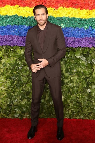 Tenue de Jake Gyllenhaal: Costume marron foncé, Chemise de ville marron foncé, Bottines chelsea en cuir imprimées serpent noires