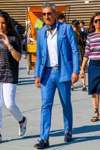Comment porter des mocassins à pampilles en cuir bleus: Pense à porter un costume bleu pour dégager classe et sophistication. Jouez la carte décontractée pour les chaussures et termine ce look avec une paire de mocassins à pampilles en cuir bleus.