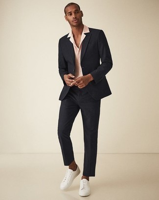 Comment porter un costume noir pour un style chic decontractés: Essaie de marier un costume noir avec une chemise à manches courtes rose pour un look pointu et élégant. Si tu veux éviter un look trop formel, opte pour une paire de baskets basses en cuir blanches.