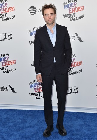 Tenue de Robert Pattinson: Costume noir, Chemise à manches longues bleu clair, Chaussures derby en cuir noires