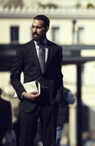 Comment porter une cravate imprimée gris foncé: Associe un costume noir avec une cravate imprimée gris foncé pour un look classique et élégant.