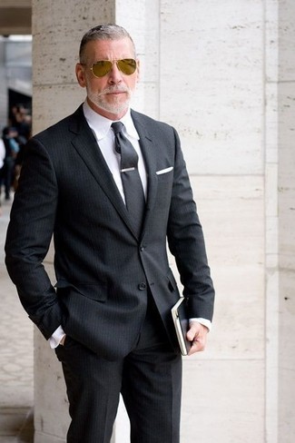 Comment porter une cravate gris foncé quand il fait chaud après 50 ans: Quelque chose d'aussi simple que d'opter pour un costume à rayures verticales noir et une cravate gris foncé peut te démarquer de la foule.