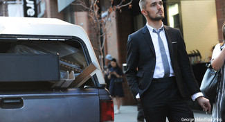 Comment porter une cravate grise: Harmonise un costume noir avec une cravate grise pour un look pointu et élégant.