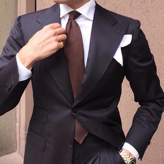 Comment porter une cravate marron à 30 ans: Associe un costume noir avec une cravate marron pour un look classique et élégant.