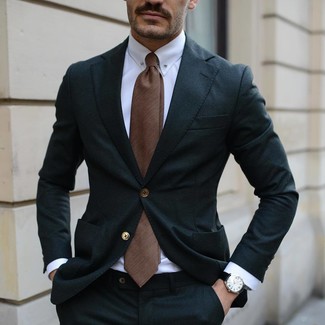 Comment porter une cravate marron pour un style elégantes en été: Essaie d'harmoniser un costume noir avec une cravate marron pour un look pointu et élégant. On trouve que pour pour les journées estivales ce look est parfait.