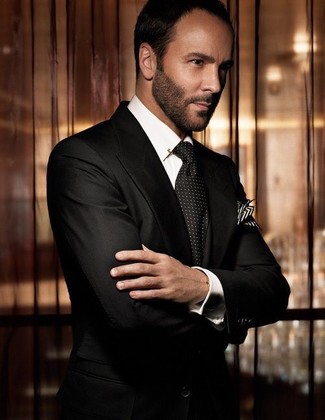 Comment porter une cravate á pois noire: Pense à marier un costume noir avec une cravate á pois noire pour dégager classe et sophistication.