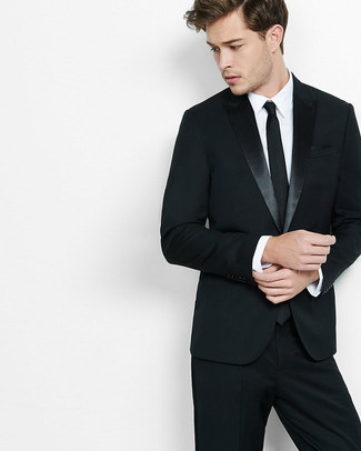 Comment porter un costume noir: Pense à marier un costume noir avec une chemise de ville blanche pour une silhouette classique et raffinée.
