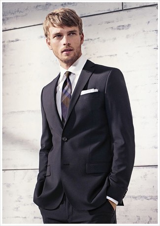 Comment porter une cravate écossaise pourpre foncé: Choisis un costume noir et une cravate écossaise pourpre foncé pour un look pointu et élégant.