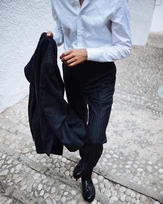 Tenue: Costume à rayures verticales noir, Chemise de ville blanche, Mocassins à pampilles en cuir noirs, Chaussettes noires