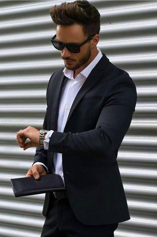 Comment porter une chemise de ville blanche avec un costume noir: Opte pour un costume noir avec une chemise de ville blanche pour un look classique et élégant.