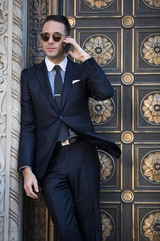 Comment porter une cravate gris foncé pour un style elégantes à 30 ans: Pense à associer un costume noir avec une cravate gris foncé pour un look classique et élégant.