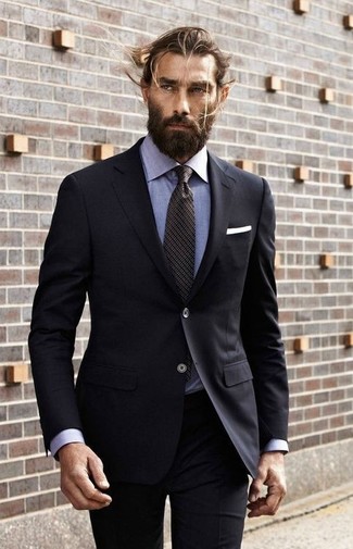 Comment porter une cravate à rayures verticales noire pour un style elégantes quand il fait chaud à 30 ans: Essaie de marier un costume noir avec une cravate à rayures verticales noire pour une silhouette classique et raffinée.