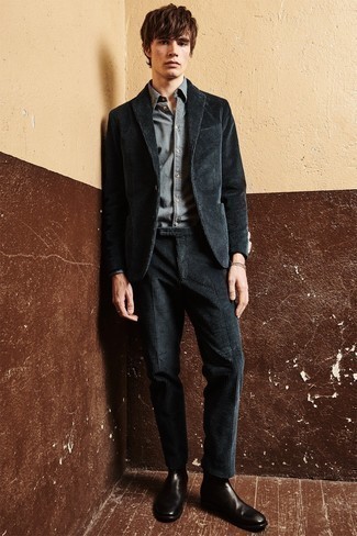 Des bottines chelsea à porter avec un costume noir: Pense à harmoniser un costume noir avec une chemise de ville grise pour dégager classe et sophistication. Une paire de bottines chelsea apporte une touche de décontraction à l'ensemble.