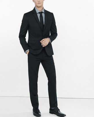 Comment porter un costume noir: Opte pour un costume noir avec une chemise de ville grise pour un look classique et élégant. Si tu veux éviter un look trop formel, complète cet ensemble avec une paire de chaussures derby en cuir noires.