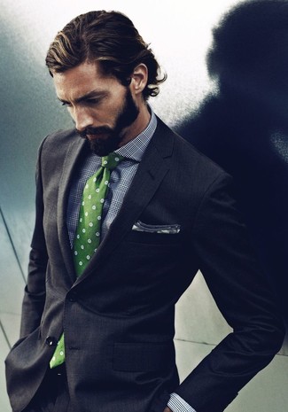 Comment porter une cravate vert menthe: Marie un costume noir avec une cravate vert menthe pour une silhouette classique et raffinée.