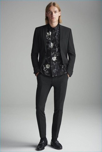Comment porter une chemise de ville à fleurs noire: Harmonise une chemise de ville à fleurs noire avec un costume noir pour dégager classe et sophistication. Assortis ce look avec une paire de slippers en cuir noirs.
