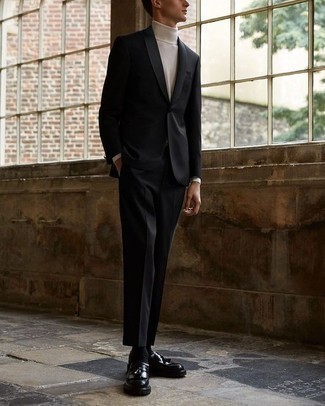 Des mocassins à pampilles à porter avec un costume noir à 20 ans: Choisis un costume noir et un pull à col roulé blanc pour dégager classe et sophistication. Une paire de mocassins à pampilles est une option astucieux pour complèter cette tenue.