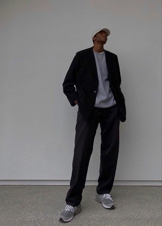 Comment porter un costume noir: Pense à marier un costume noir avec un sweat-shirt gris pour un look classique et élégant. Tu veux y aller doucement avec les chaussures? Complète cet ensemble avec une paire de chaussures de sport grises pour la journée.