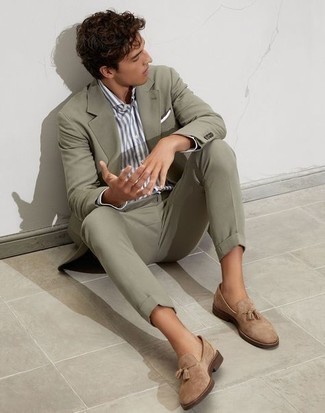 Un costume à porter avec des slippers beiges pour un style elégantes: Essaie d'associer un costume avec une chemise de ville à rayures verticales grise pour une silhouette classique et raffinée. Complète ce look avec une paire de slippers beiges.