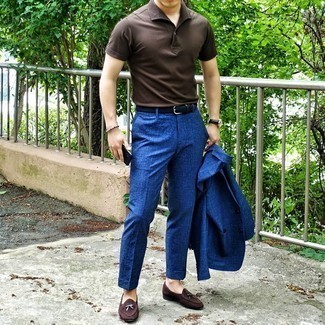 Comment porter une ceinture en cuir bleu marine: Pense à marier un costume écossais bleu avec une ceinture en cuir bleu marine pour une tenue idéale le week-end. Habille ta tenue avec une paire de slippers en daim marron foncé.