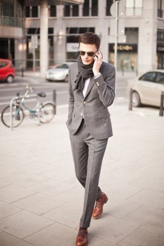 Comment porter une écharpe marron foncé: Pense à harmoniser un costume en laine gris avec une écharpe marron foncé pour obtenir un look relax mais stylé. D'une humeur créatrice? Assortis ta tenue avec une paire de bottes habillées en cuir marron.