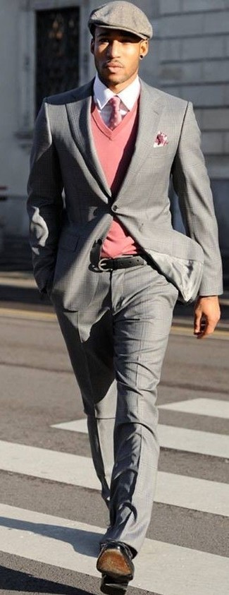 Comment porter une cravate á pois rose: Porte un costume écossais gris et une cravate á pois rose pour un look classique et élégant. Jouez la carte décontractée pour les chaussures et opte pour une paire de chaussures derby en cuir noires.